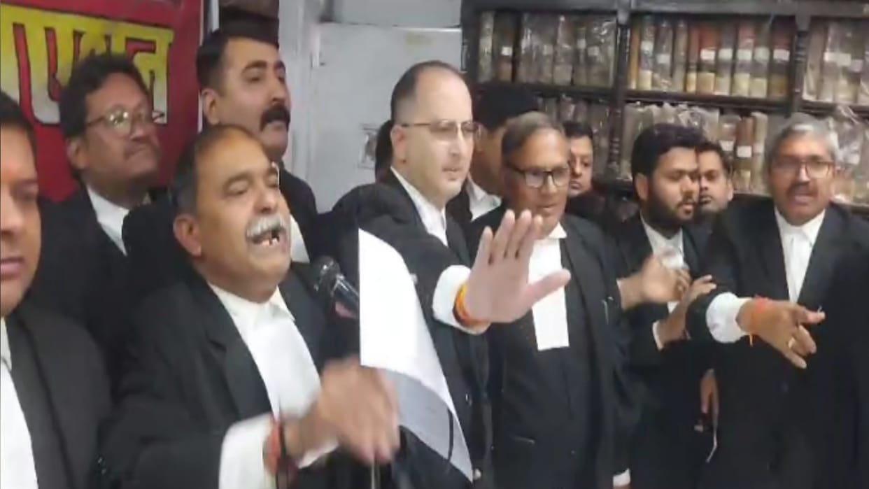 There was a lot of uproar in the meeting of Allahabad High Court Association, there was a fight.
