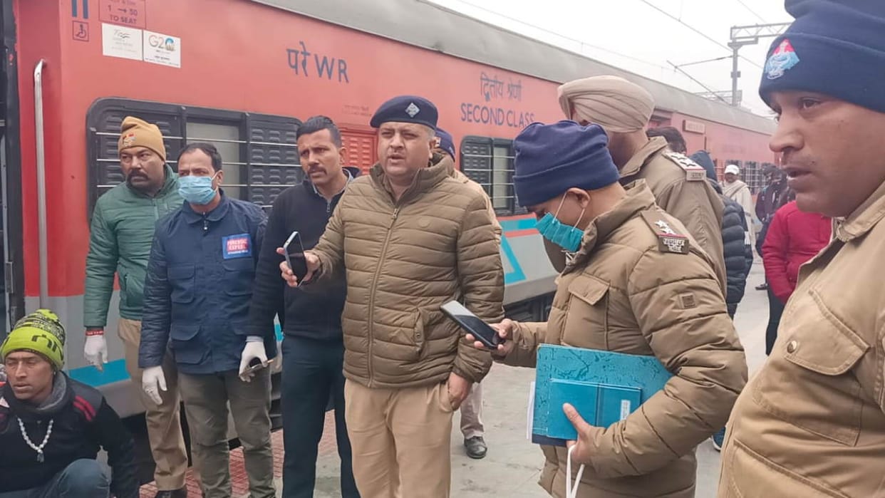 Dead body of youth found in train toilet Haridwar Uttarakhand Crime News
