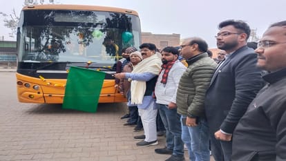 Aligarh News: शहर से इगलास के लिए ई-बस संचालन शुरू, चलाई गईं दो बसें E-bus runs from Aligarh to Iglas