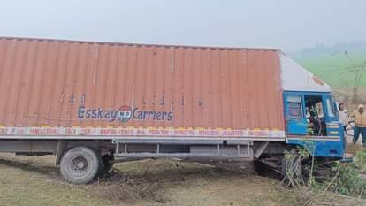 इसी कंटेनर पर ले जाई जा रही थीं बाइकें।