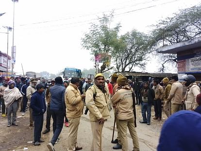 farmer death case people blocked road by placing dead body on demanding arrest of accused in jaunpur