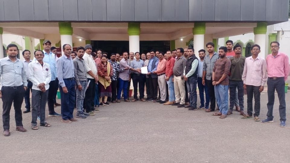 Kawardha Municipality employees submitted memorandum to Collector on not receiving salaries