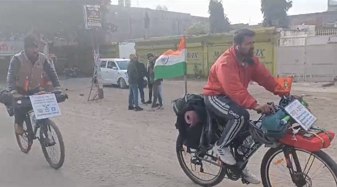 Two youths left Udaipur for Ayodhya on bicycle, said we have to reach Ayodhya by the night of 21st January