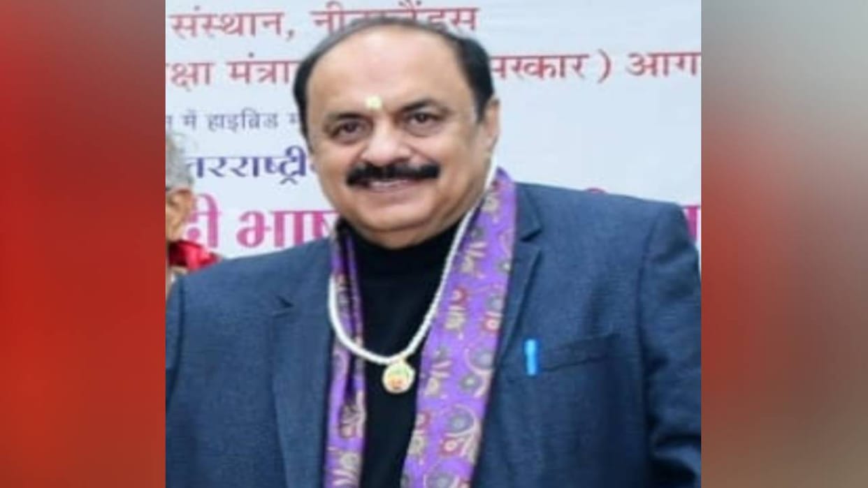 Tejendra Sharma reached Agra from London said Hindi, Sanskrit and Urdu are being taught online in England