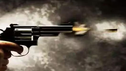 Hathras News: सरे बाजार फायरिंग कर फैलाई दहशत, पुलिस खंगाल रही सीसीटीवी फुटेज Spread panic by firing in whole market