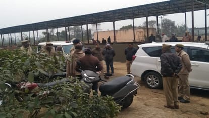 Moradabad: धारदार हथियार से हमला कर पुजारी की हत्या, बंद कमरे के अंदर बेड पर मिला शव Moradabad: Priest murdered attacking with sharp weapon, dead body found on bed inside closed room
