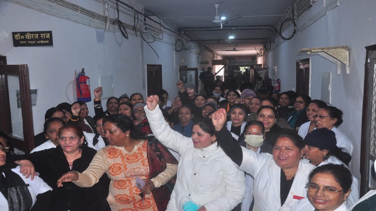 Nurses create ruckus in llrm medical college in Meerut