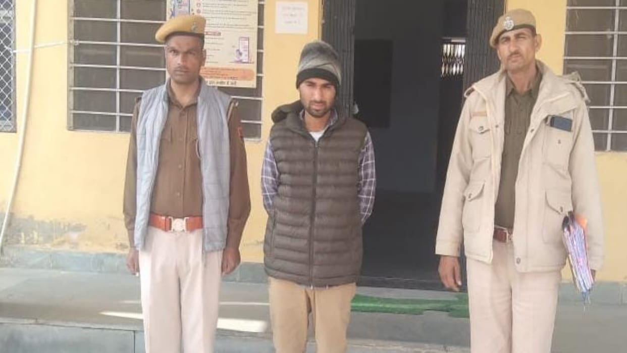 Dausa News Manpur police caught liquor seller on bike