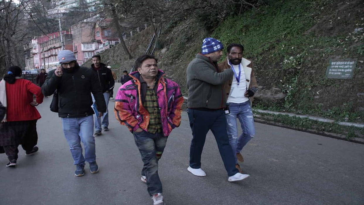 Actor Rajpal Yadav does not forget to visit Jakhu Hanuman temple. Rajpal is disappointed due to no snowfall.