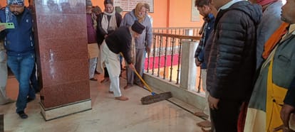 MP Sushil Kumar Singh cleaned the temple