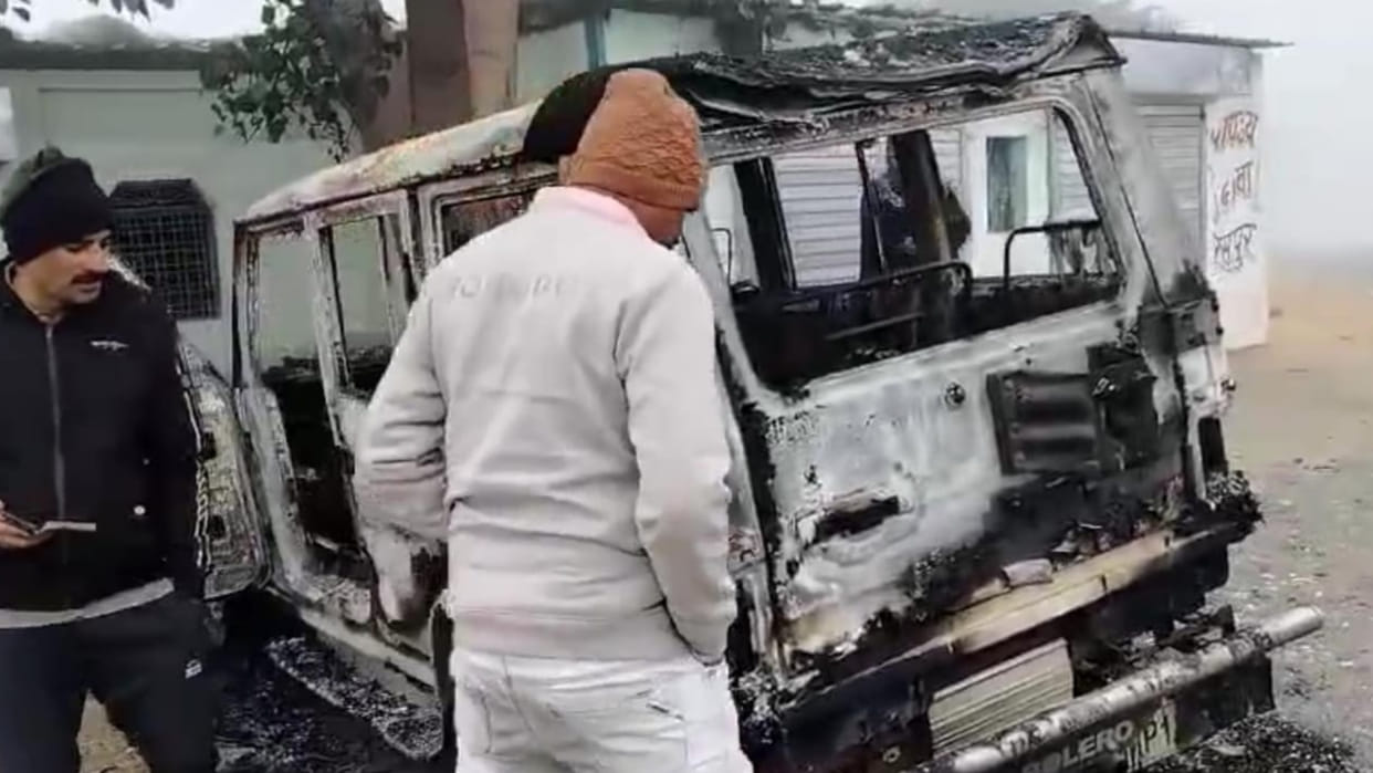Shahdol News: Fight over dispute related to illegal trade of sand, vehicle set on fire