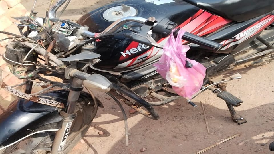 Youth riding a bike died after colliding with divider In Rohtak, accident happened due to high speed