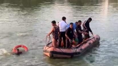 वडोदरा में पलटी छात्रों से भरी नाव (फाइल)