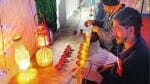नोएडा जेल के कैदियों ने एलईडी दीपक बनाये हैं। ये पानी डालने से जलेंगे।