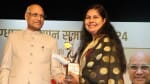 ममता पंडित को अवॉर्ड देते महाराष्ट्र के राज्यपाल रमेश बैस
