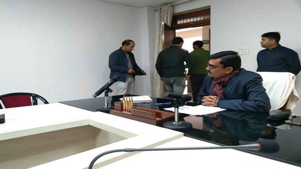 DM Aligarh gets angry due to lift order in university