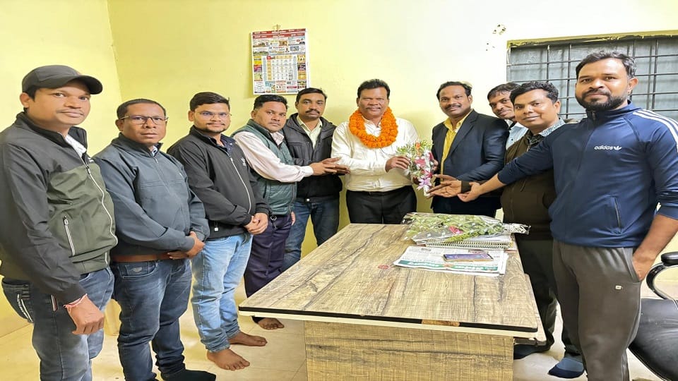 CMHO removed employees burst crackers, expressed happiness in Kabirdham