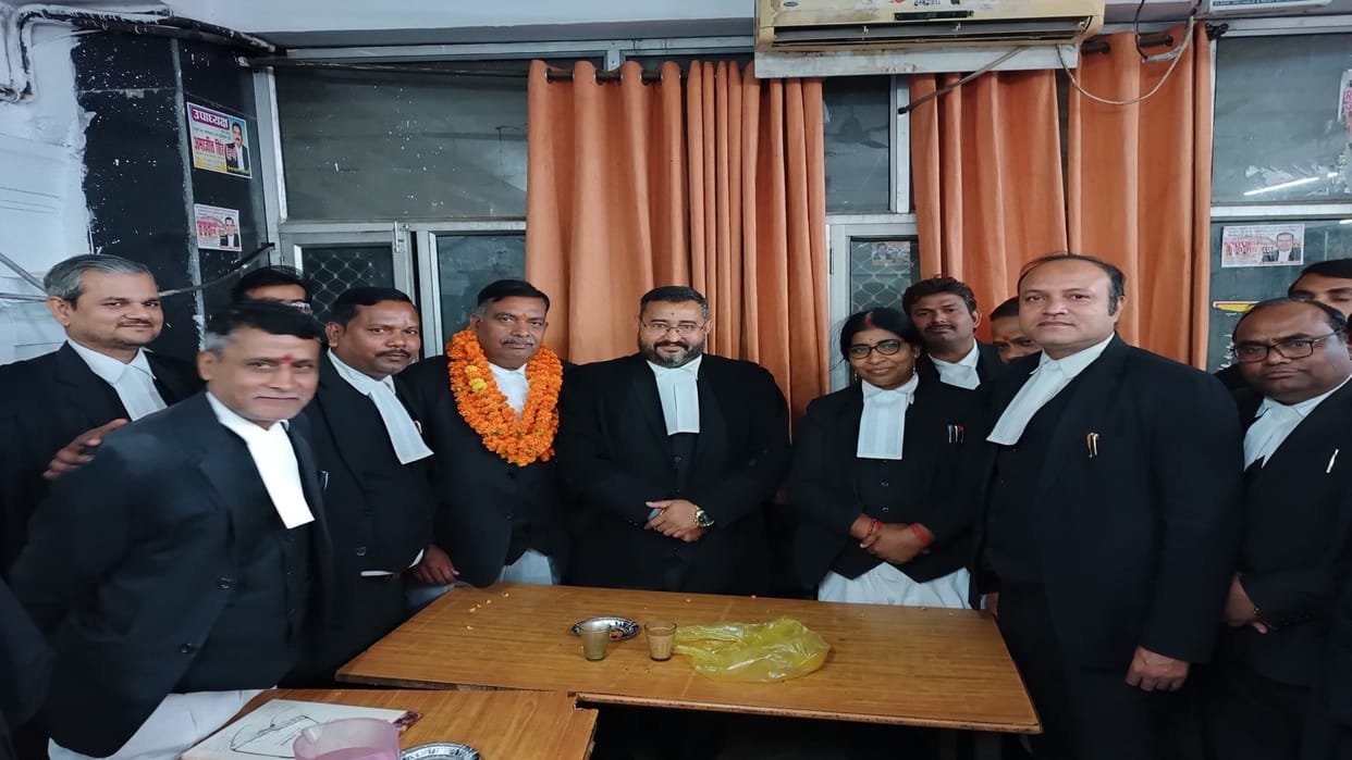 Newly appointed officer of Apna Dal SK reached Prayagraj, given a warm welcome in the High Court.