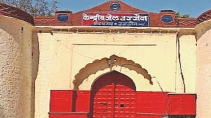 Ujjain: A prisoner lodged in jail seven days ago in a murder case died after falling in the bathroom