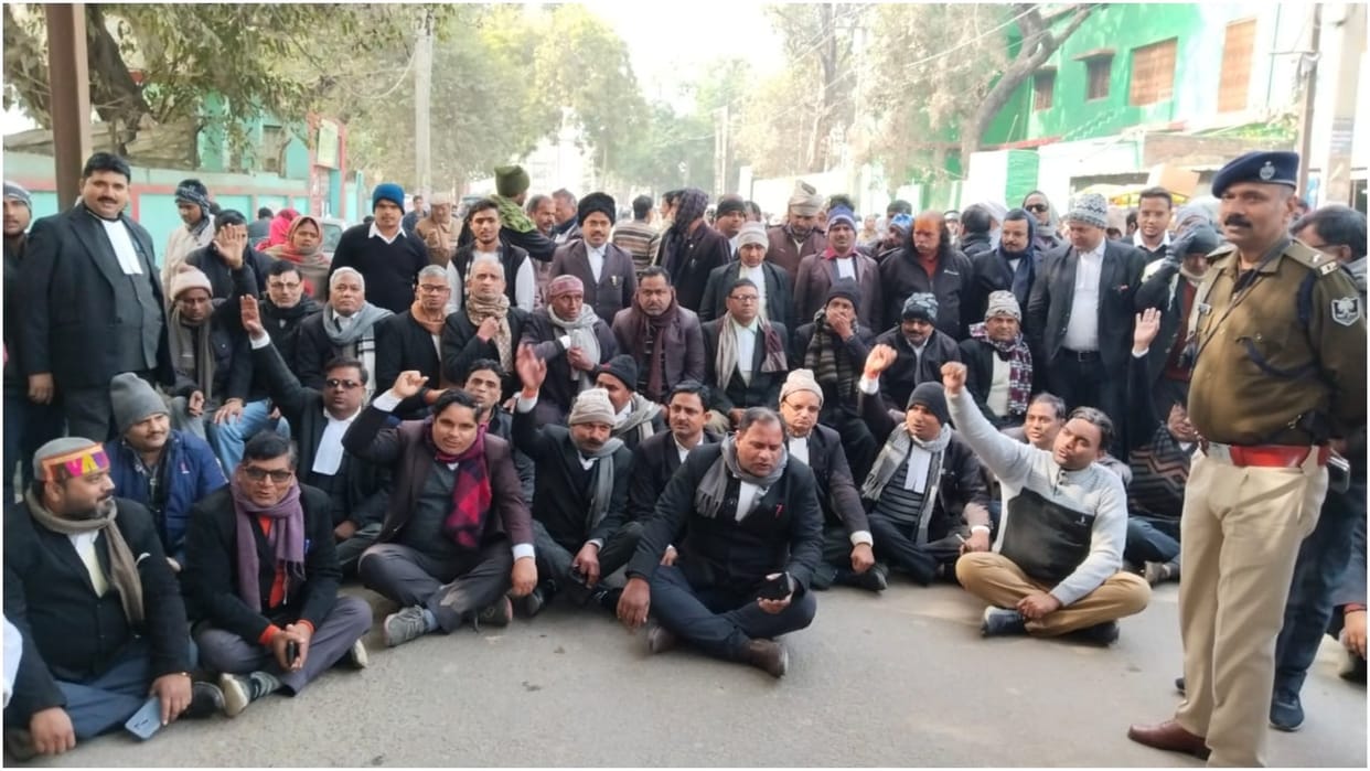 Bihar News : Advocate died in collision between auto rickshaw and pickup, road blocked.bihar police.