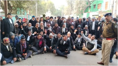 Bihar News : अधिवक्ता की मौत पर बवाल, कोर्ट में धरने पर बैठे सारे वकील; सड़क हादसे हुई मौत के बाद सड़क जाम Bihar News : Advocate died in collision between auto rickshaw and pickup, road blocked.bihar police.
