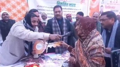 woman beneficiary exposes corruption in front of BJP MP in Budaun