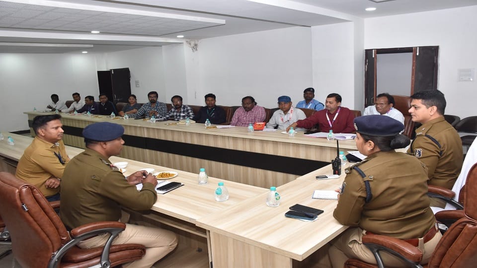 Police meeting with bank officials many issues including alarm and CCTV were discussed in the meeting  in Jagd