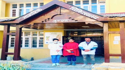 हिमाचल: डॉक्टरों ने दूसरे दिन भी काले बिल्ले लगाकर जांचे मरीज, गेट मीटिंग कर जताया रोष Doctors examined patients by wearing black badges for the second day, expressed anger by holding gate meeting