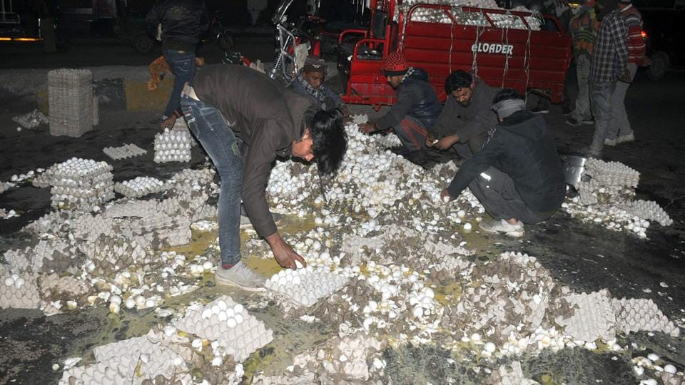 rickshaw full eggs overturned after climbing a broken divider, eggs worth 70 thousand were scattered road and