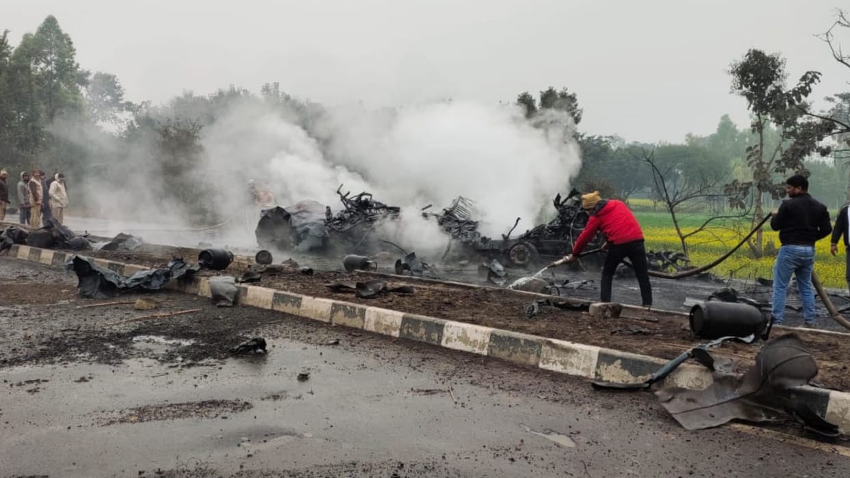 Gonda Cylinder Blast: Truck Loaded With LPG Cylinders Overturned on Highway Caught Fire Blast Video