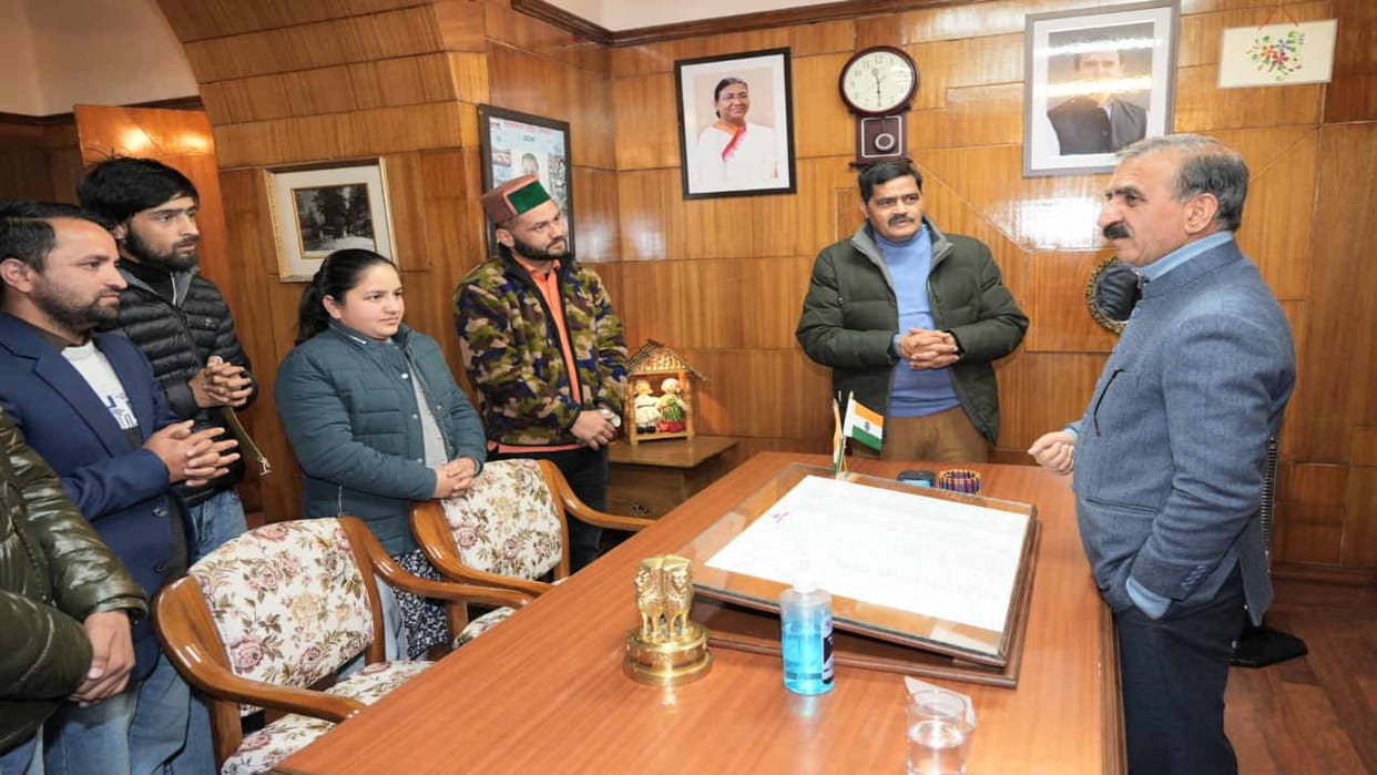 Candidates angry over not getting JOA IT post code 817 results, reach CM residence at Okover