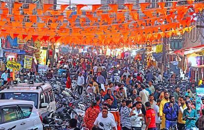 Indore News: Many markets of Indore were decorated with Rammay, temple replicas and saffron flags.