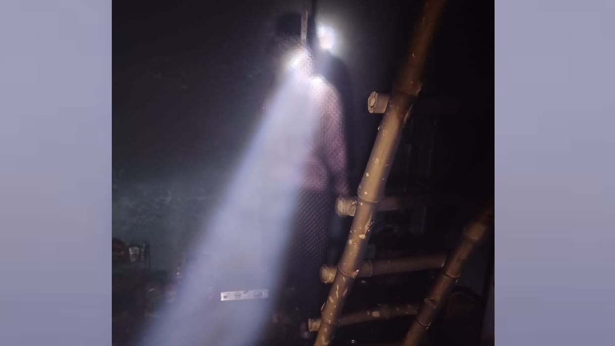 A woman commits suicide in Lucknow.