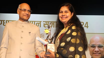 Vagdhara Young Achievers Award received theater artist Mamta Pandit of Azamgarh