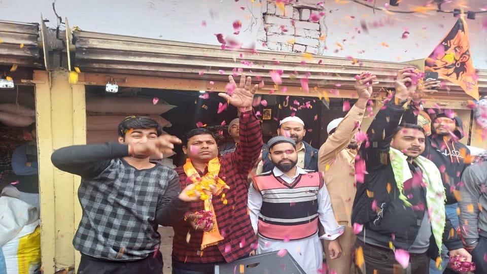 Muslims participated in the celebration of Ramlala pran pratishtha showered flowers in Rath Yatra in Mathura