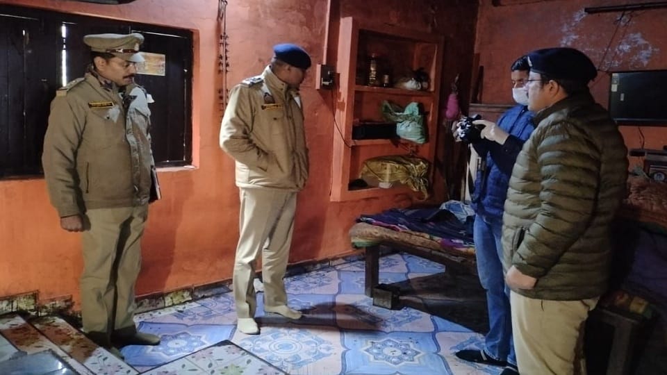 Moradabad: temple was closed from inside, Mahant body was lying on the bed