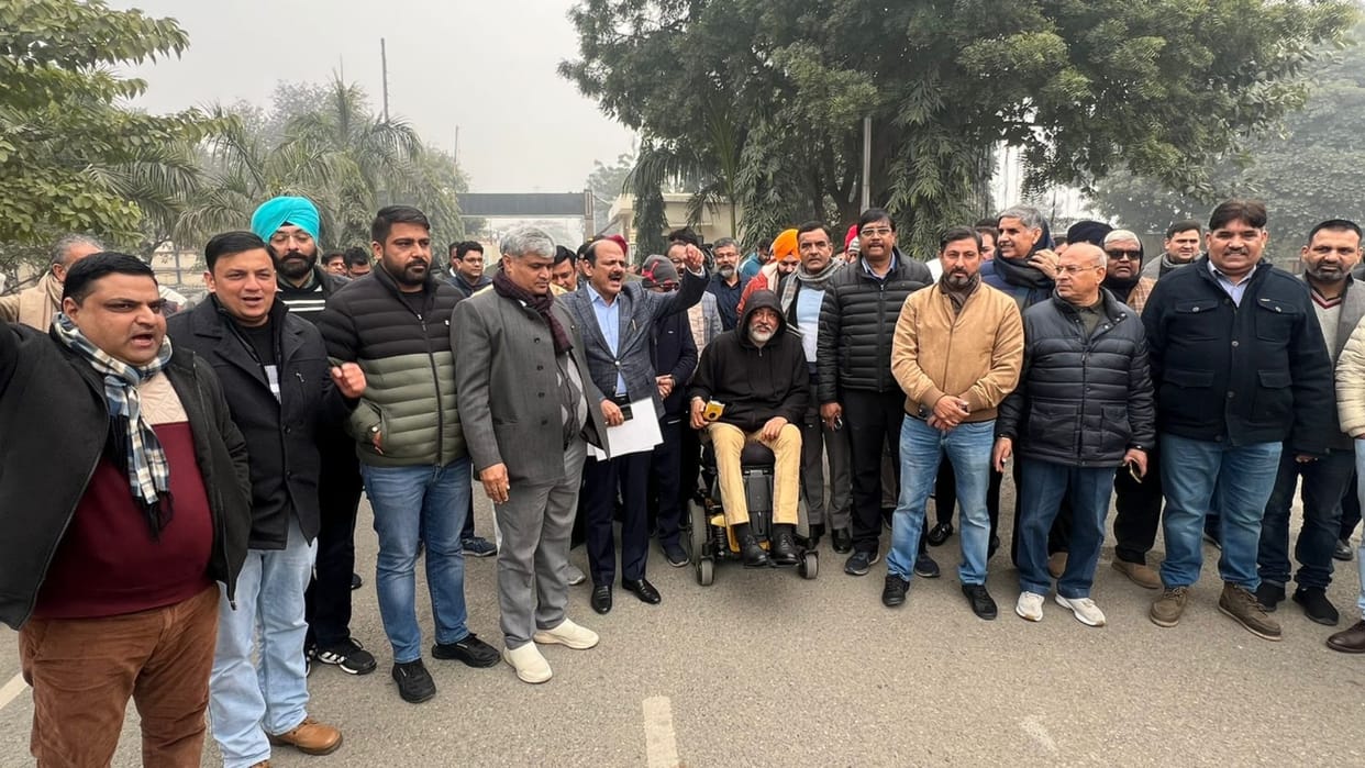 Petrol pump dealers warn of going on strike from February 1 if commission is not increased