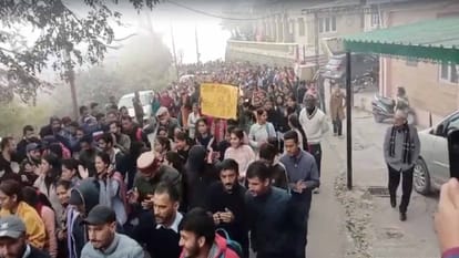Sirmour News: अतिथि शिक्षक भर्ती के विरोध में सड़कों पर उतरे शिक्षित बेरोजगार युवा Educated unemployed youth protest against guest teacher recruitment in nahan