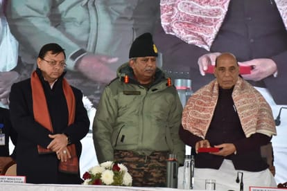 Uttarakhand: रक्षामंत्री राजनाथ बोले- मुख्यधारा का हिस्सा हैं सीमावर्ती क्षेत्र, सोच बदली तो हुआ विकास Uttarakhand News Defence Minister Rajnath singh said Border areas are part of mainstream not Buffer Zone