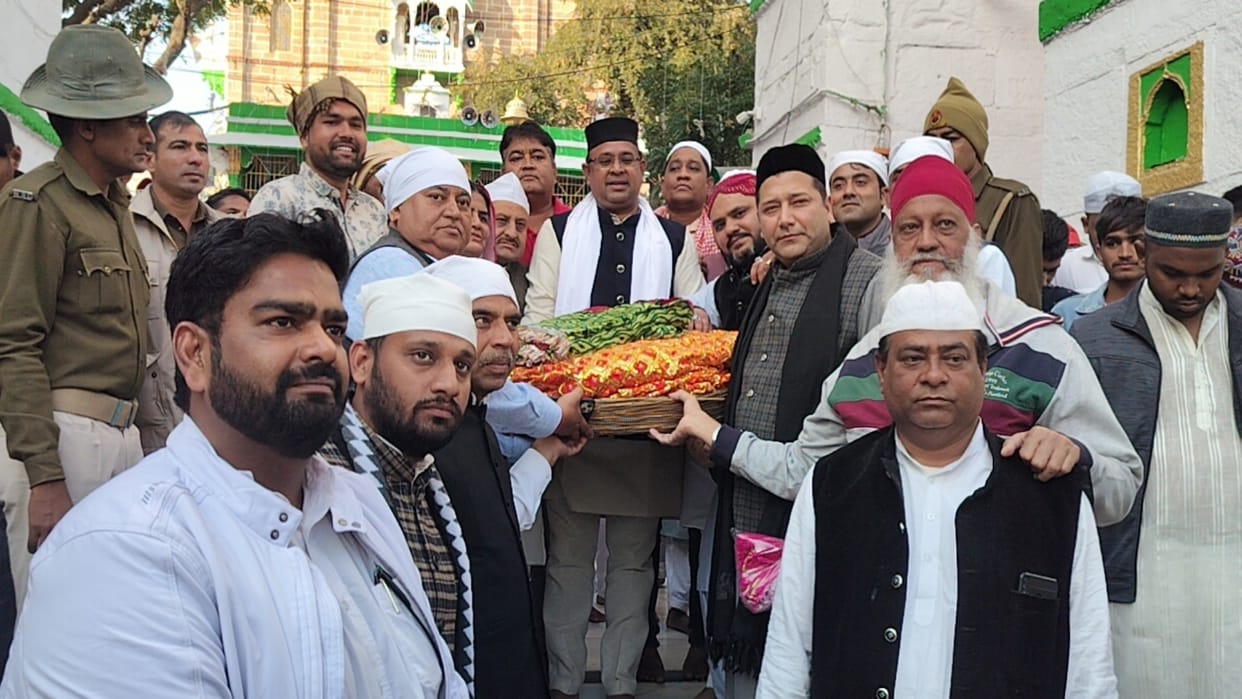 Ajmer Dargah Urs 2024 Chadar of Sachin Pilot CM Arvind Kejriwal and Nitin Gadkari presented in Dargah