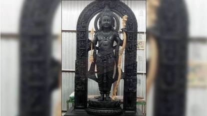 Ram Mandir:सामने आई रामलला के अचल विग्रह की पूर्ण तस्वीर, भक्तों का मन मोह लेंगे प्रभु Full picture of Ramlala revealed from the sanctum sanctorum of the grand Ram temple