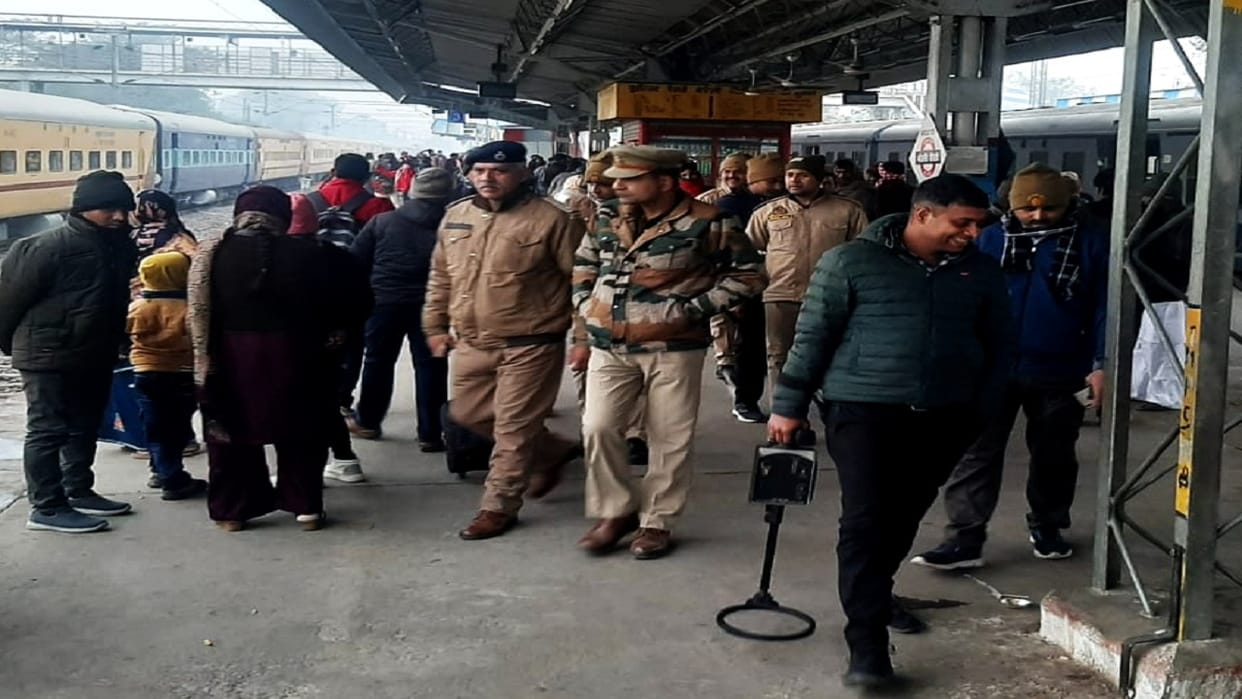 Bomb disposal squad along with dog squad conducted checking operation at Bareilly Junction