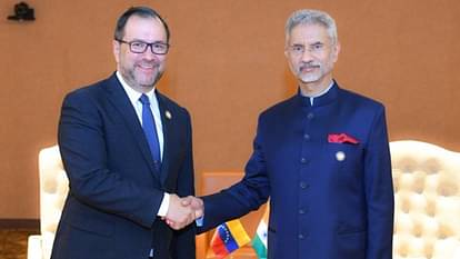 Uganda: जयशंकर की नेपाली पीएम और कई देशों के विदेश मंत्रियों के साथ बैठक, क्षेत्रीय-वैश्विक मुद्दों पर चर्चा In Uganda, Jaishankar holds bilateral meetings with counterparts from Bolivia, Azerbaijan and Venezuela