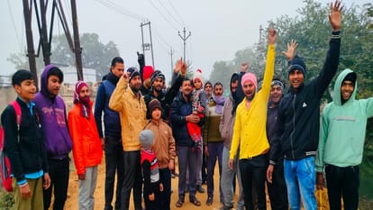 Hathras News: सड़क निर्माण में अनियमितताओं पर किया प्रदर्शन, जमकर हुई नारेबाजी, फूंका पुतला Demonstration against irregularities in road construction