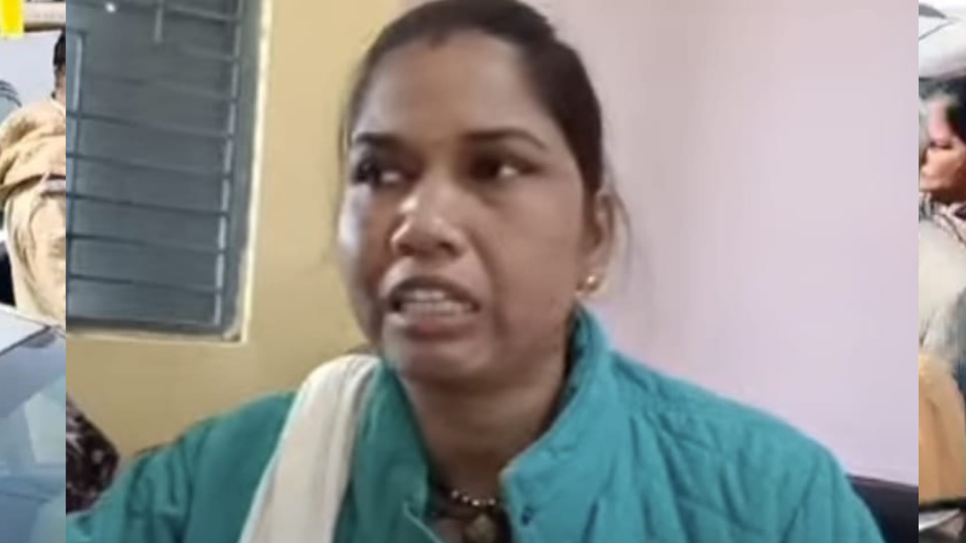 सिवनी में रोते-रोते शिक्षिका ने की अफसरों से शिकायत।