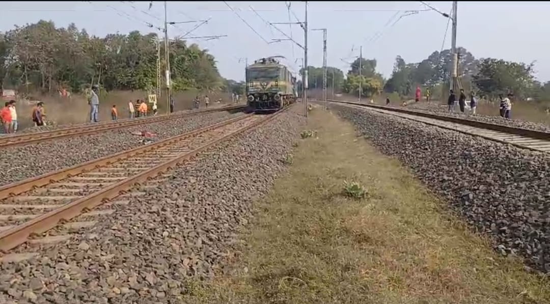 Moradabad: Preparations were going on home elder brother marriage, younger one died after being hit train