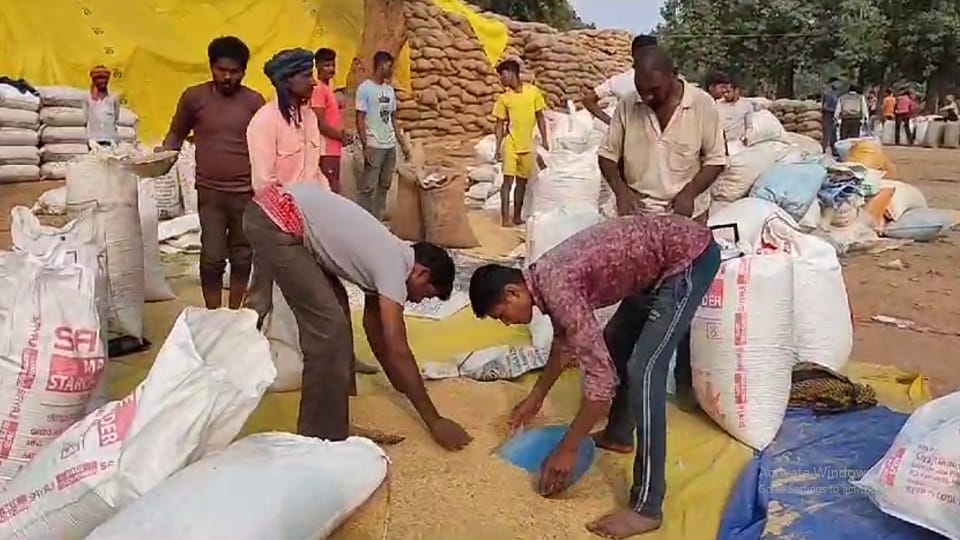 धान खरीदी केन्द्रों पर किसानों से कराया जा रहा काम