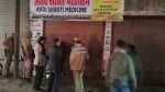 अवैध अस्पताल को सील करते पुलिस अधिकारी।