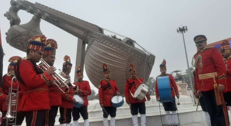 Ayodhya: लता मंगेशकर चौक पर पीएसी के जवानों ने दी प्रस्तुति, बैंड बजाकर इस तरह प्रभु श्रीराम की प्रार्थना की