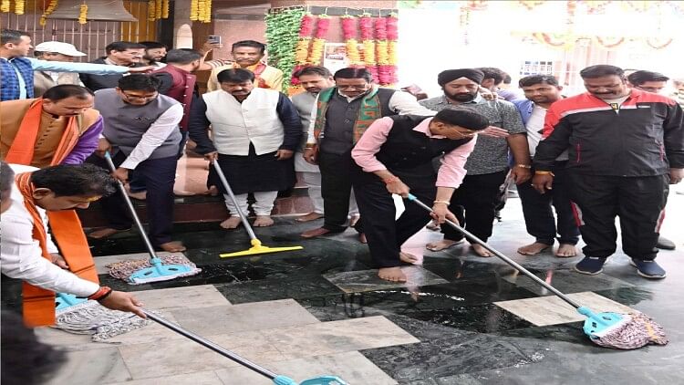 केन्द्रीय मंत्री मनसुख ने रायपुर के महामाया मंदिर परिसर में की साफ सफाई, फिल्म '695' के पोस्टर का किया विमोचन
